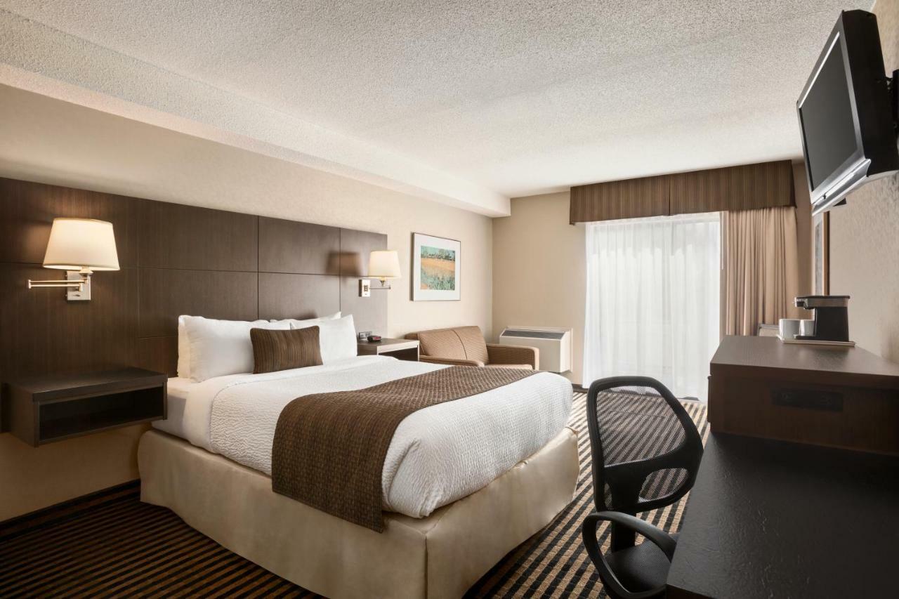 Days Inn By Wyndham Miramichi Nb Экстерьер фото